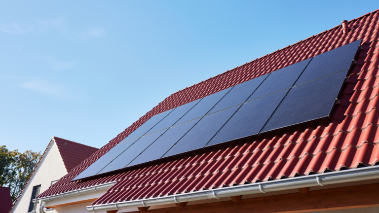 Eine Solaranlage mit Speicher auf dem Dach eines Hauses.